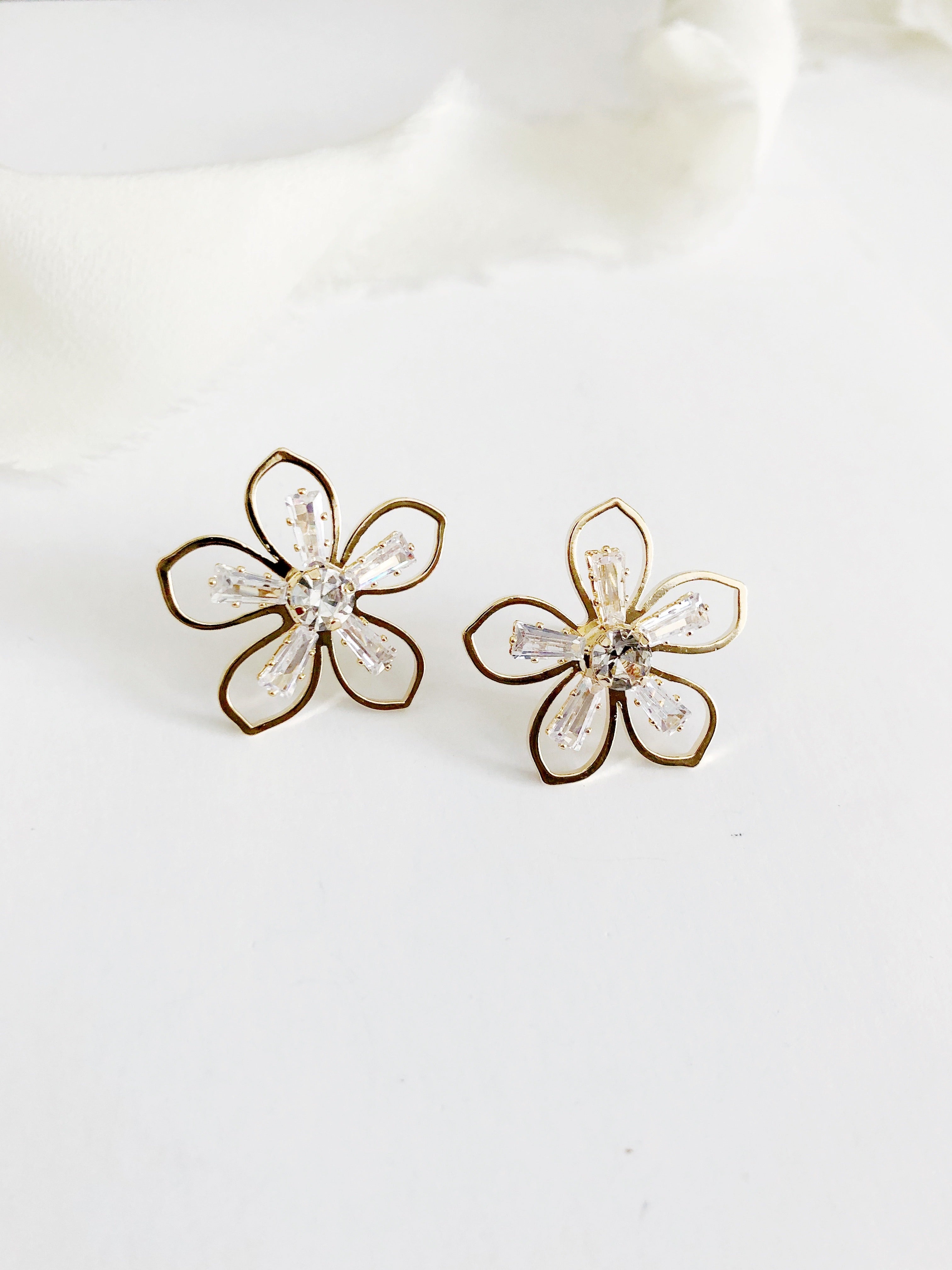Daisy Gold Flower Stud  Wedding Earrings