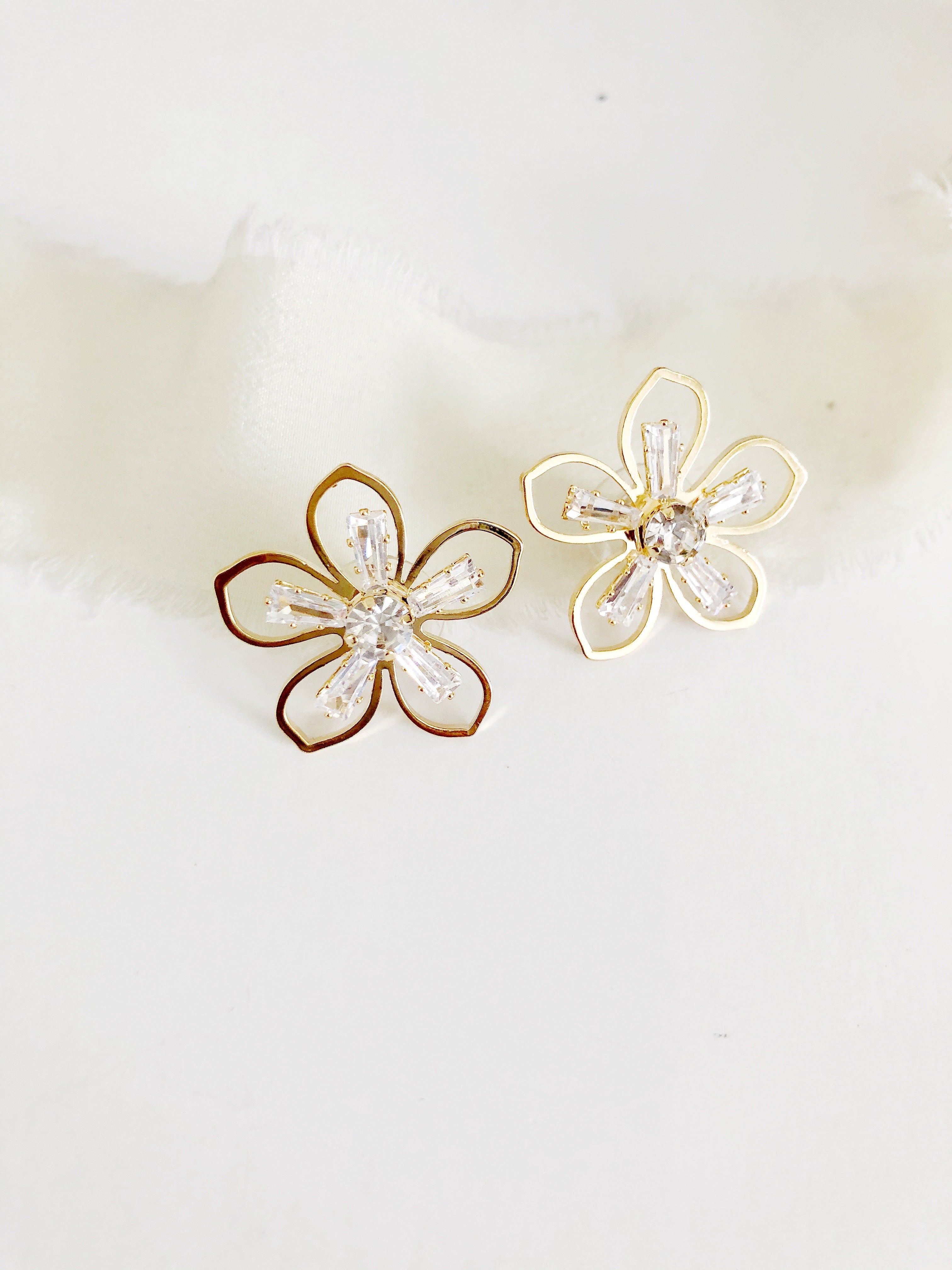 Daisy Gold Flower Stud  Wedding Earrings